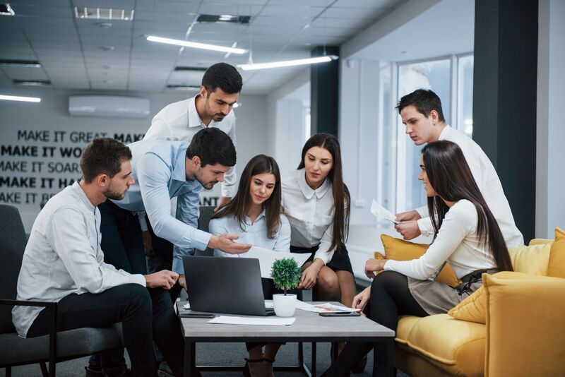 Equipo de jóvenes profesionales trabajando en la oficina